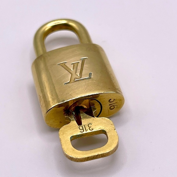 100% Authentic and pre loved Louis Vuitton - Gold Lock and Key set - #316 - Picture 4 of 6